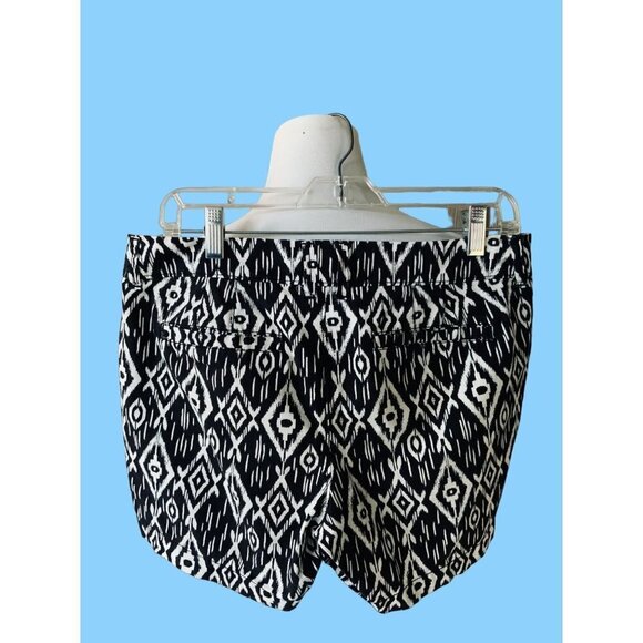 OLD NAVY LADIES BLACK WHITE GEOMETRIC POCKETED SHORT SHORTS EUC 6 - Picture 6 of 10